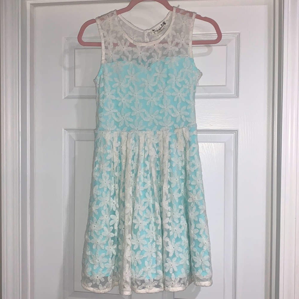 The cutest blue and white dress with a zipper on the side